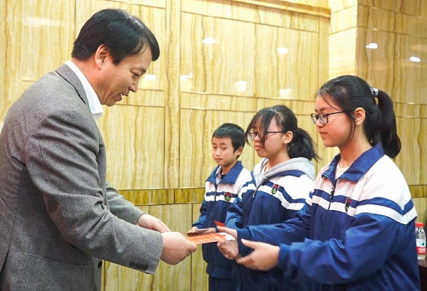 中國華融黨委副書記、監(jiān)事長胡建忠一行赴四川宣漢縣調(diào)研督導(dǎo)扶貧工作